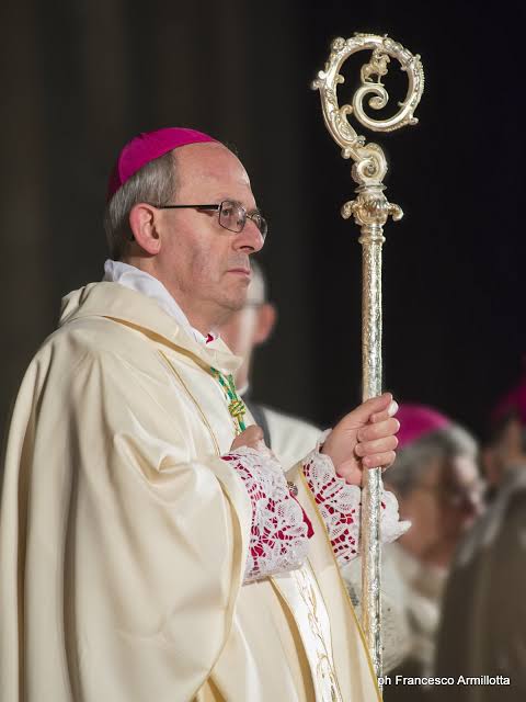 In cammino per la Terra Santa: la marcia dei preti a Roma tra fede, denuncia e la difesa dei bambini.